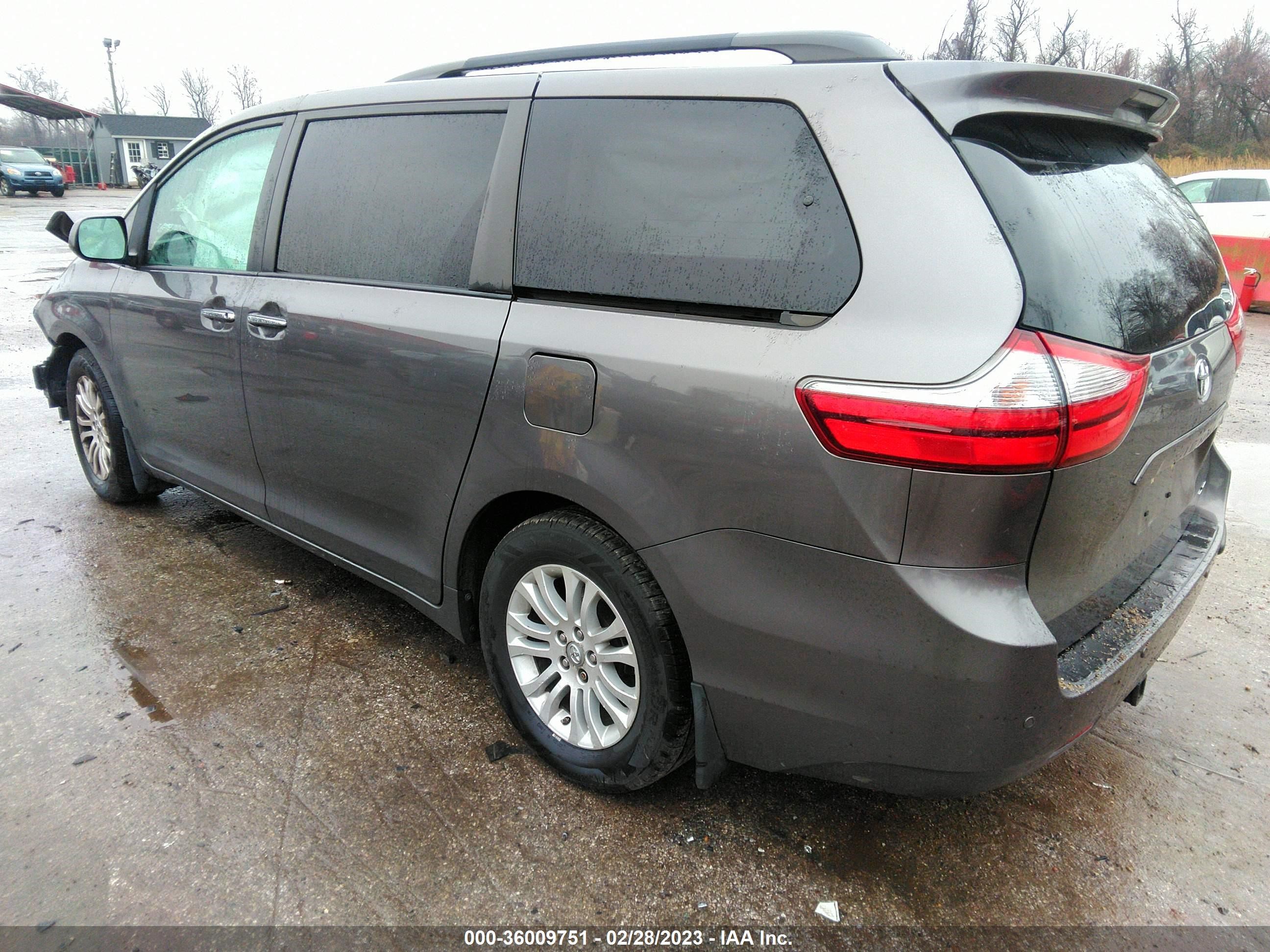 Photo 2 VIN: 5TDYZ3DC3HS769700 - TOYOTA SIENNA 