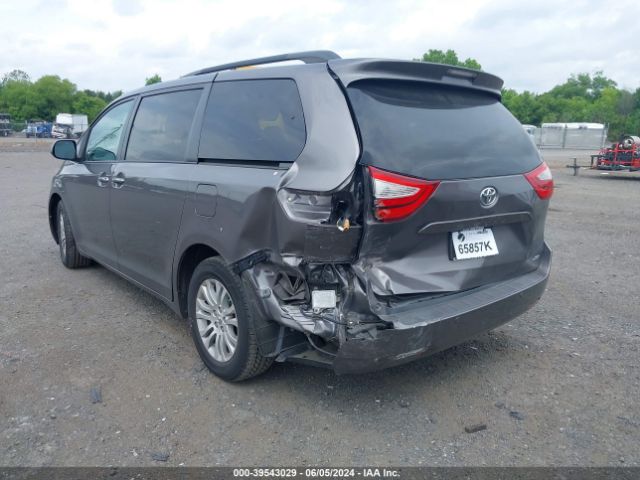 Photo 2 VIN: 5TDYZ3DC3HS782818 - TOYOTA SIENNA 