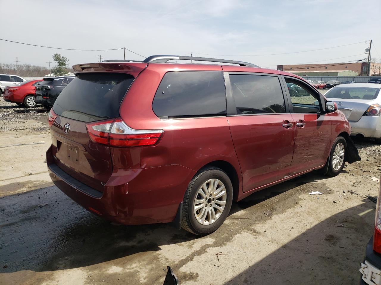 Photo 2 VIN: 5TDYZ3DC3HS800069 - TOYOTA SIENNA 