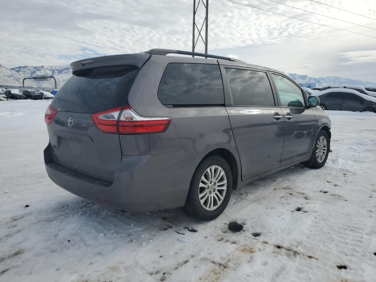 Photo 2 VIN: 5TDYZ3DC3HS811783 - TOYOTA SIENNA 