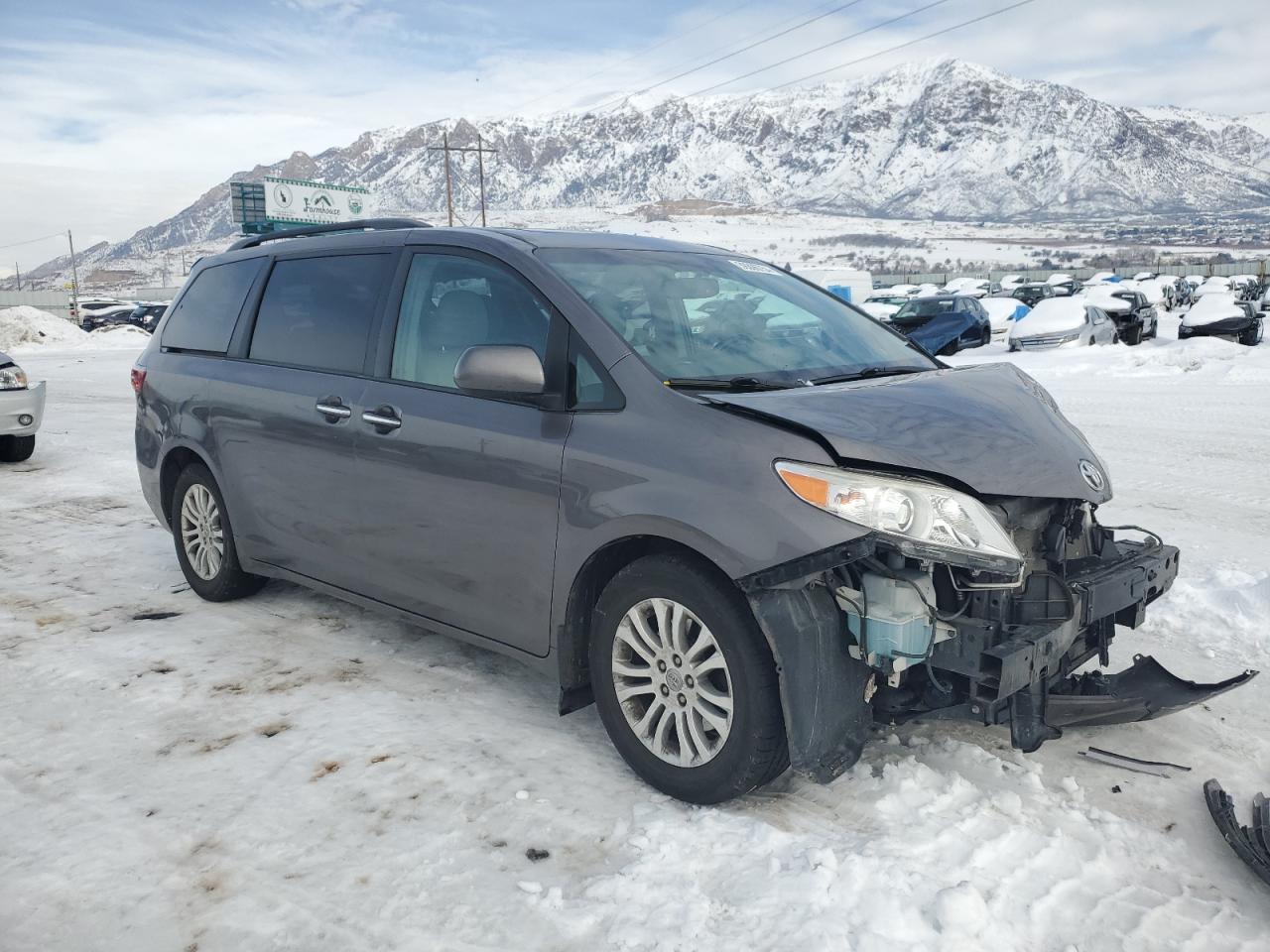 Photo 3 VIN: 5TDYZ3DC3HS811783 - TOYOTA SIENNA 