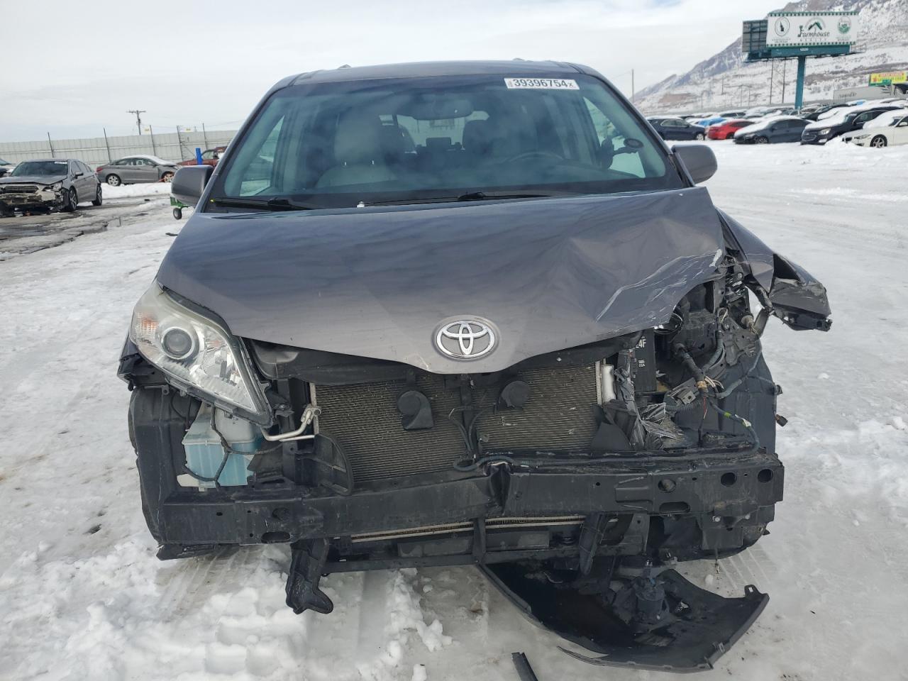 Photo 4 VIN: 5TDYZ3DC3HS811783 - TOYOTA SIENNA 