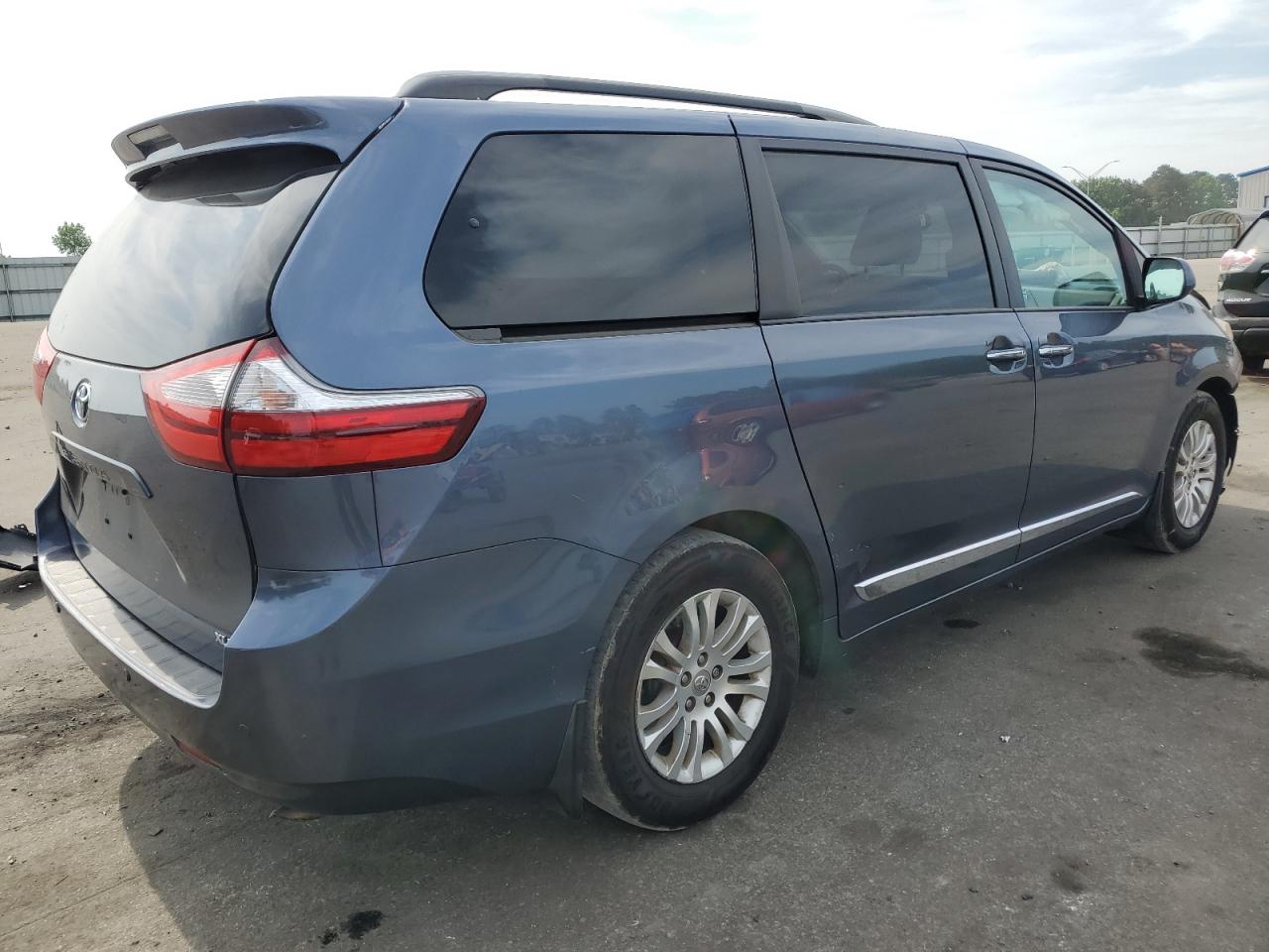 Photo 2 VIN: 5TDYZ3DC3HS874978 - TOYOTA SIENNA 