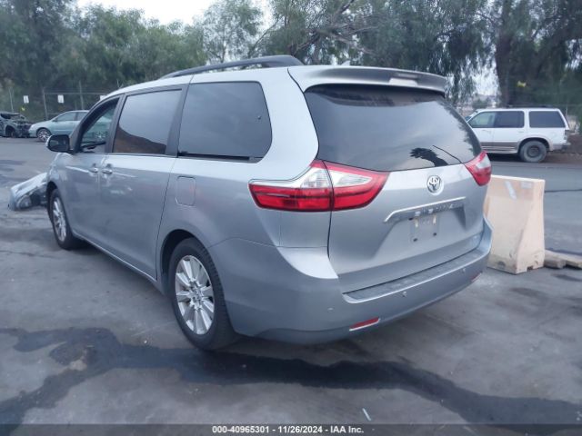 Photo 2 VIN: 5TDYZ3DC3HS875564 - TOYOTA SIENNA 