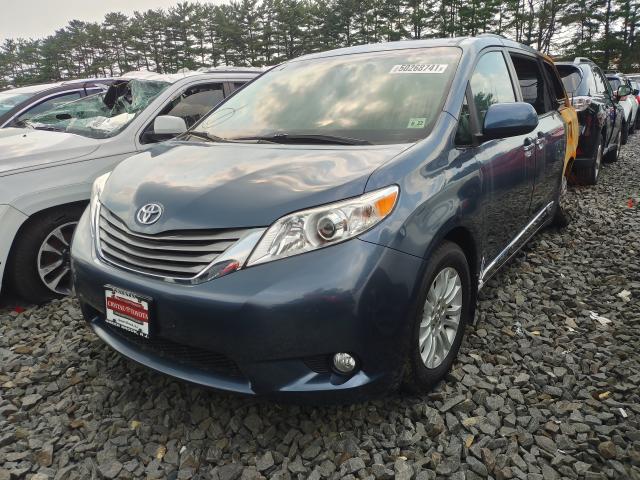 Photo 1 VIN: 5TDYZ3DC3HS877010 - TOYOTA SIENNA XLE 