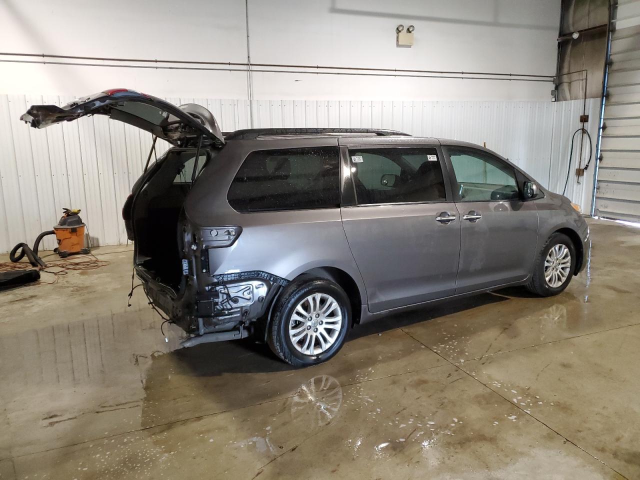 Photo 2 VIN: 5TDYZ3DC3HS879386 - TOYOTA SIENNA 