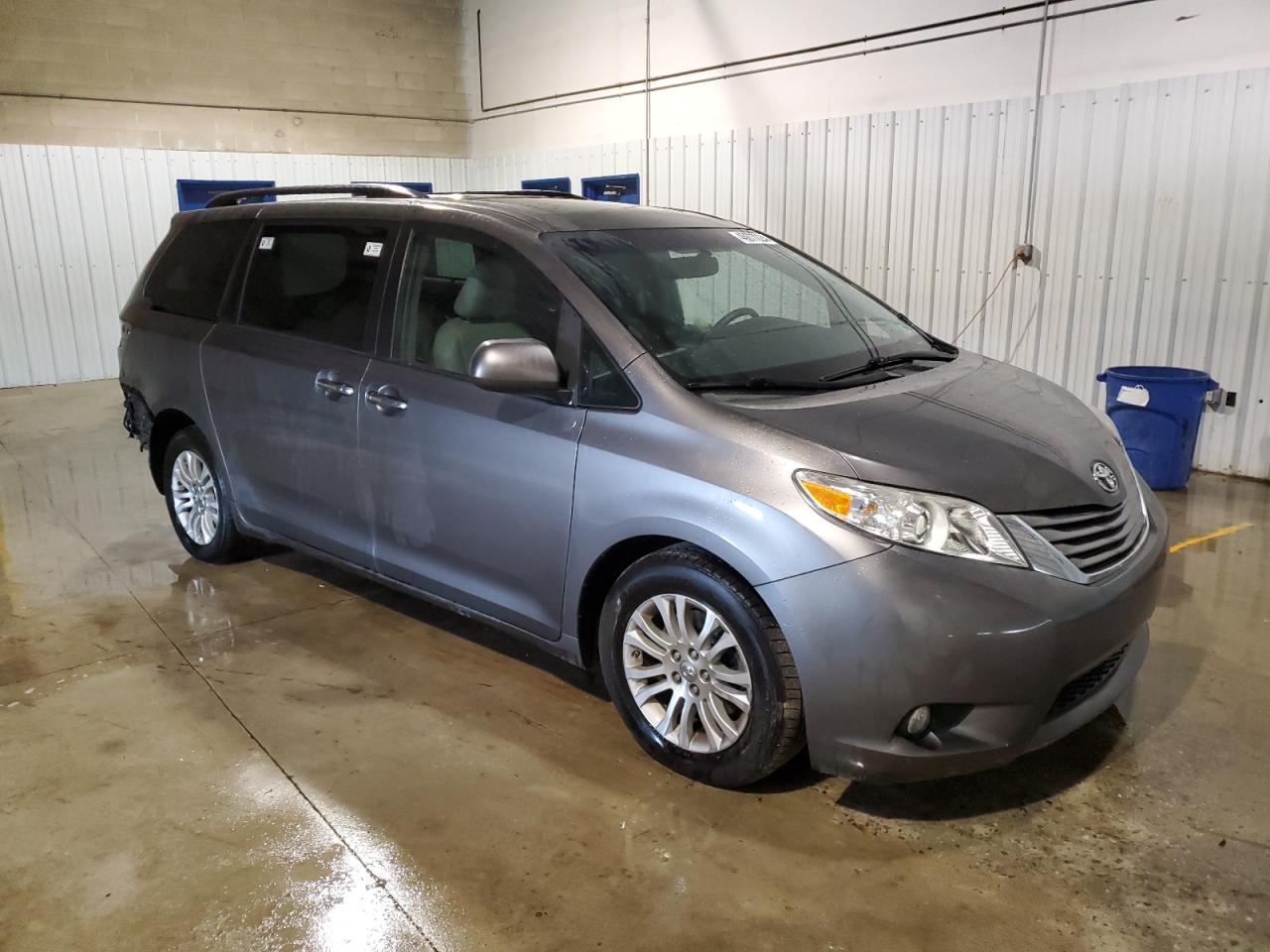 Photo 3 VIN: 5TDYZ3DC3HS879386 - TOYOTA SIENNA 