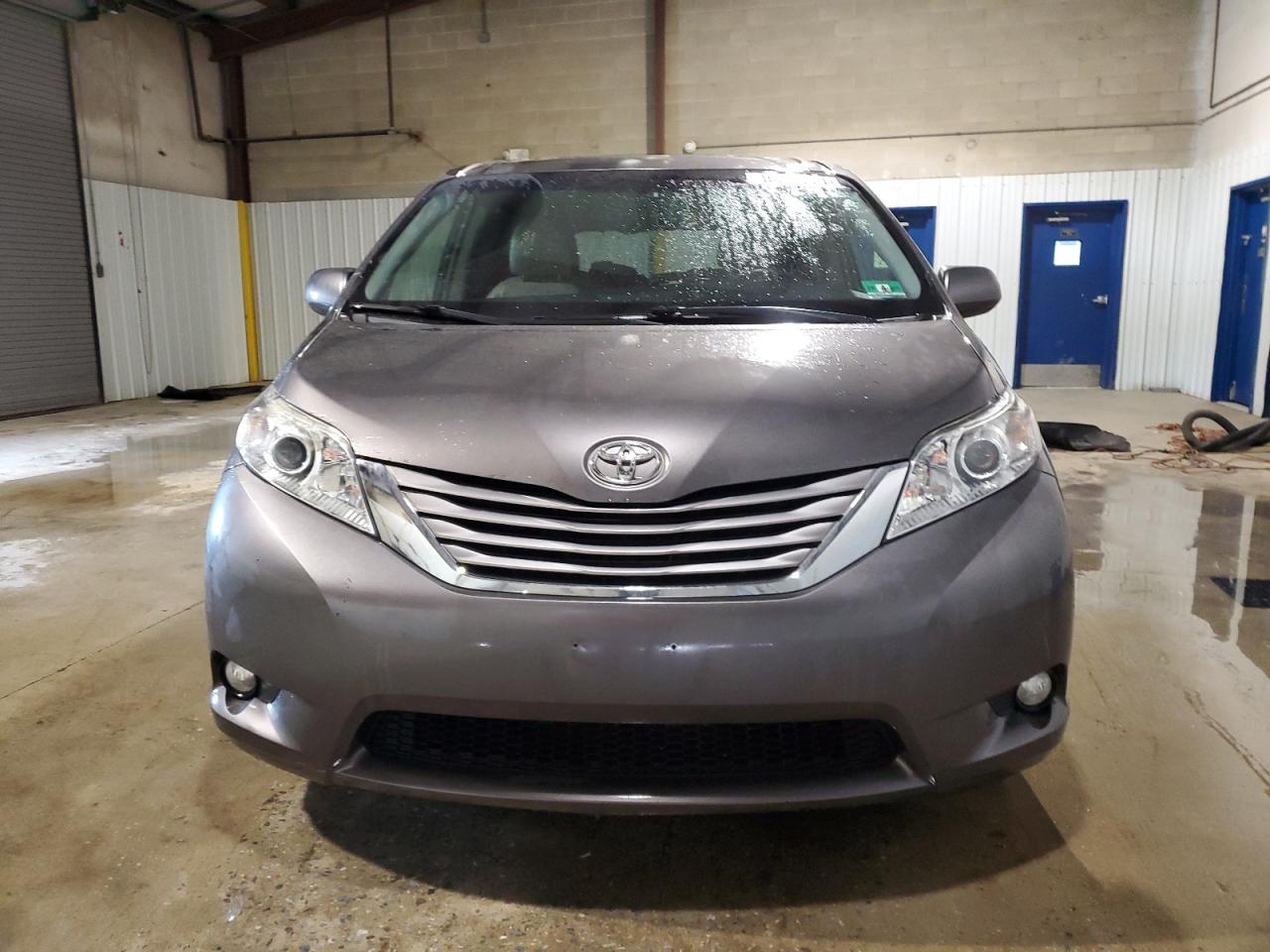 Photo 4 VIN: 5TDYZ3DC3HS879386 - TOYOTA SIENNA 