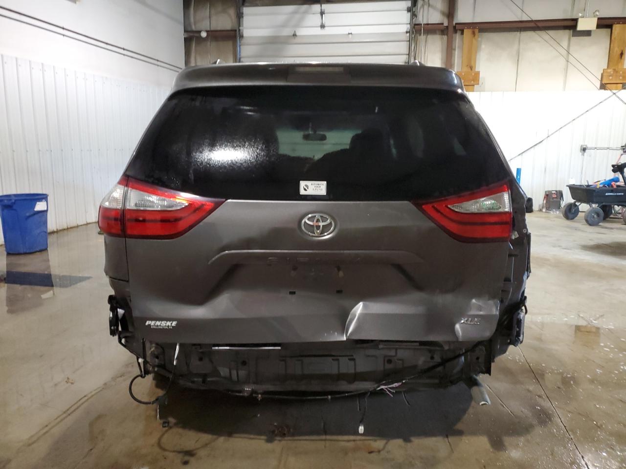 Photo 5 VIN: 5TDYZ3DC3HS879386 - TOYOTA SIENNA 