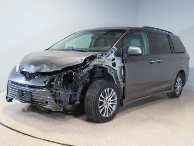 Photo 1 VIN: 5TDYZ3DC3JS921237 - TOYOTA SIENNA XLE 