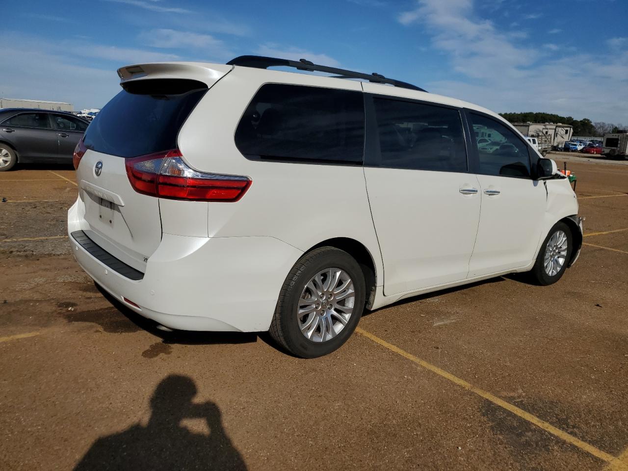 Photo 2 VIN: 5TDYZ3DC4HS785792 - TOYOTA SIENNA 