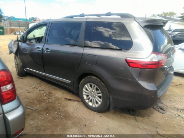 Photo 2 VIN: 5TDYZ3DC4HS792855 - TOYOTA SIENNA 