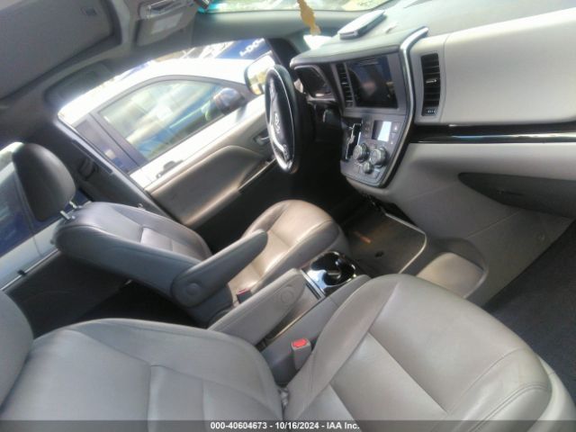 Photo 4 VIN: 5TDYZ3DC4HS792855 - TOYOTA SIENNA 