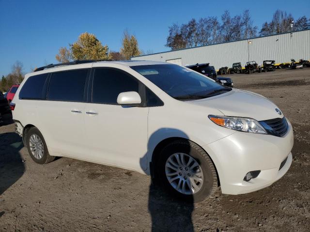 Photo 3 VIN: 5TDYZ3DC4HS831895 - TOYOTA SIENNA XLE 