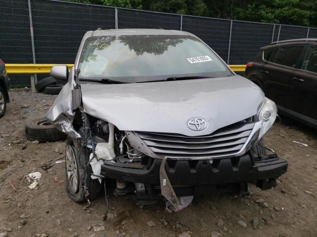 Photo 4 VIN: 5TDYZ3DC4HS885925 - TOYOTA SIENNA XLE 