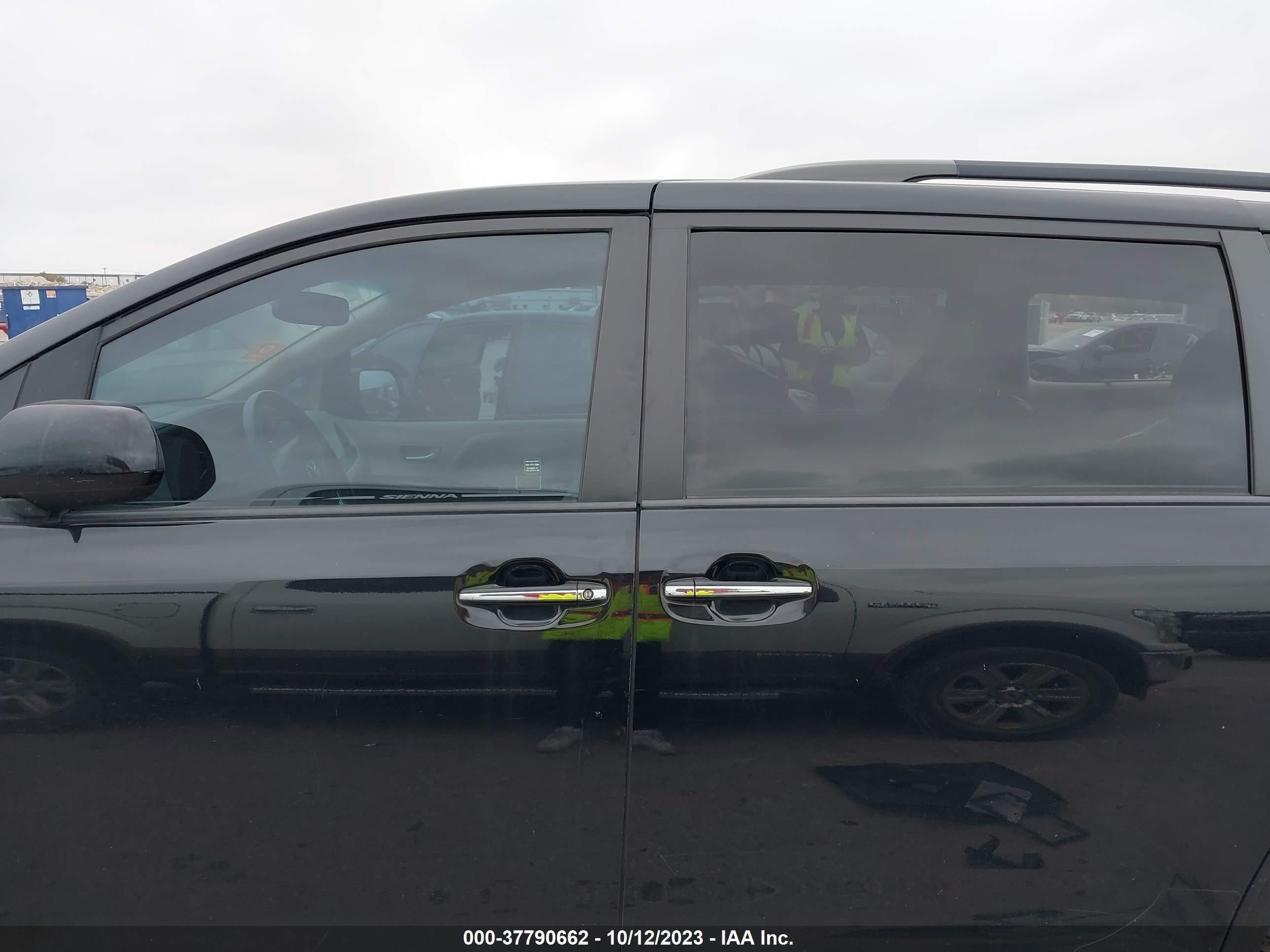 Photo 13 VIN: 5TDYZ3DC5HS784585 - TOYOTA SIENNA 