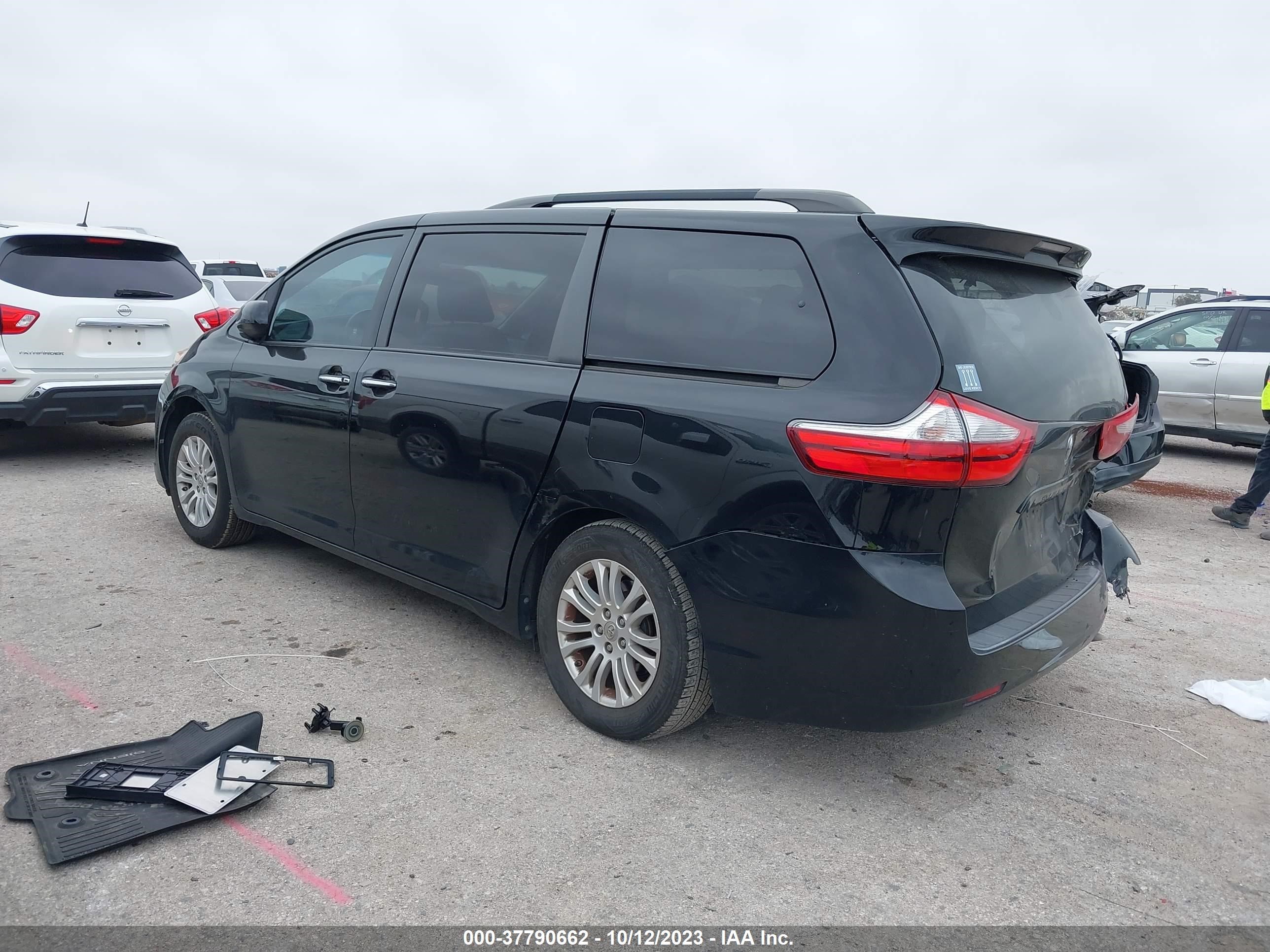 Photo 2 VIN: 5TDYZ3DC5HS784585 - TOYOTA SIENNA 