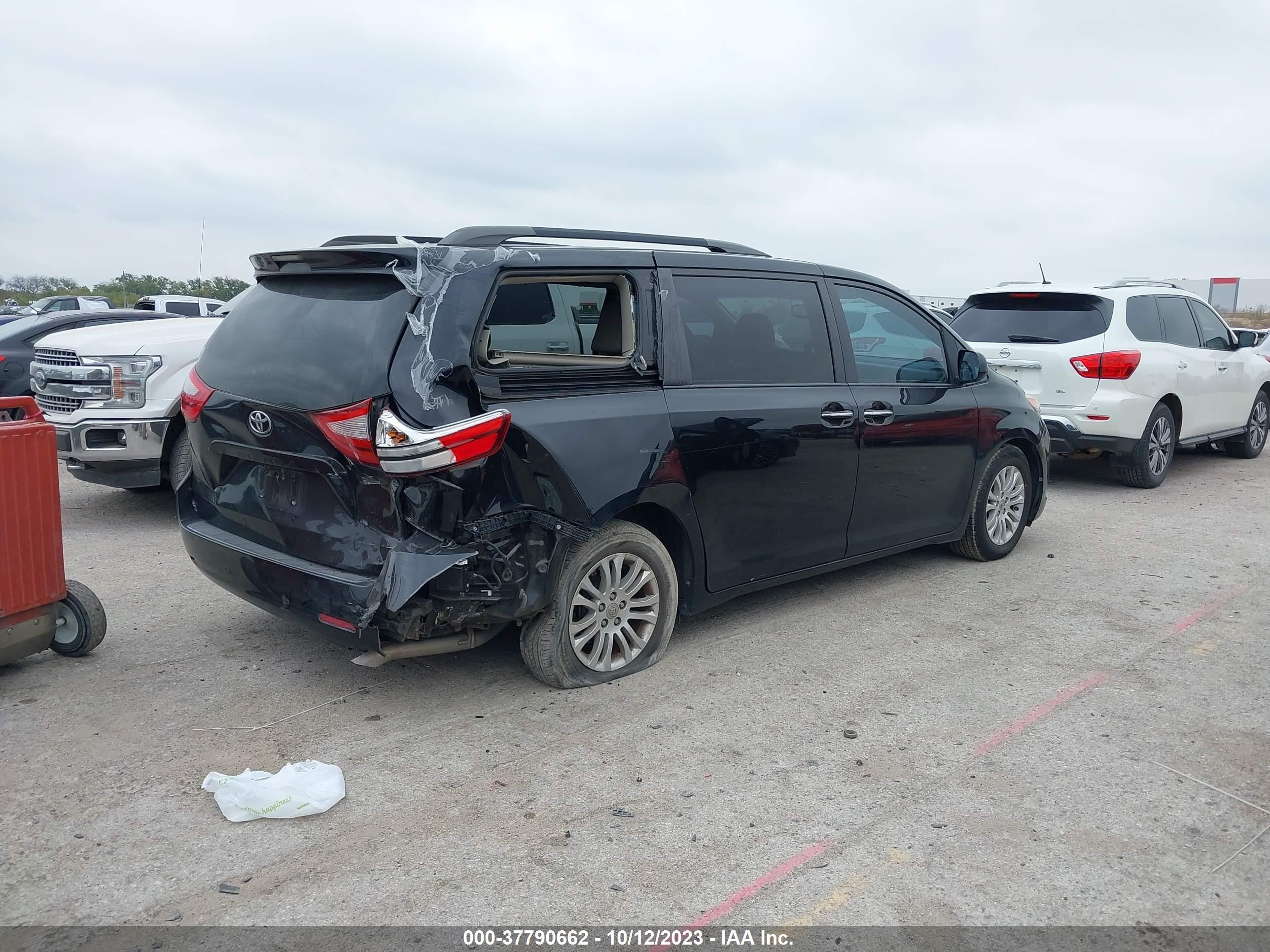 Photo 3 VIN: 5TDYZ3DC5HS784585 - TOYOTA SIENNA 