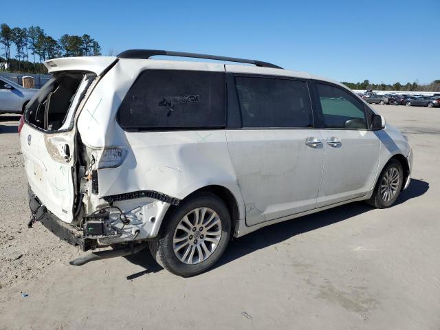 Photo 2 VIN: 5TDYZ3DC5HS786272 - TOYOTA SIENNA XLE 