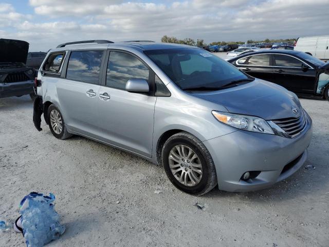 Photo 3 VIN: 5TDYZ3DC5HS819982 - TOYOTA SIENNA XLE 