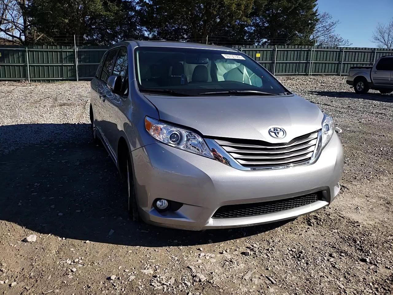 Photo 10 VIN: 5TDYZ3DC5HS843795 - TOYOTA SIENNA 