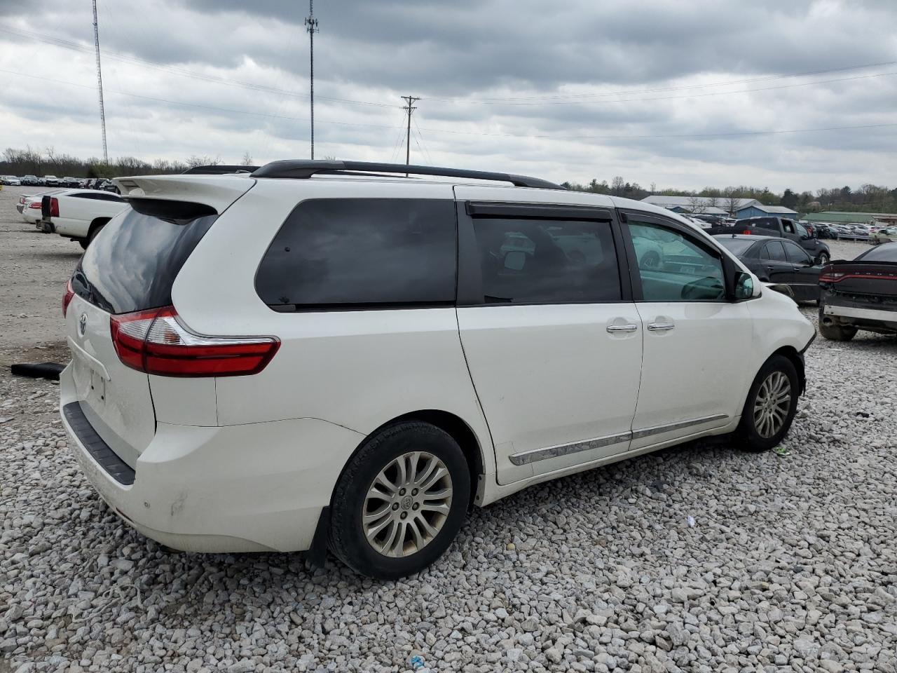 Photo 2 VIN: 5TDYZ3DC5HS860600 - TOYOTA SIENNA 