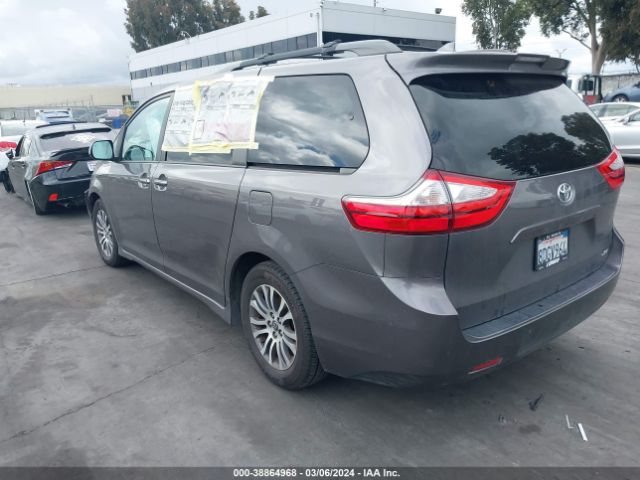 Photo 2 VIN: 5TDYZ3DC5JS913642 - TOYOTA SIENNA 