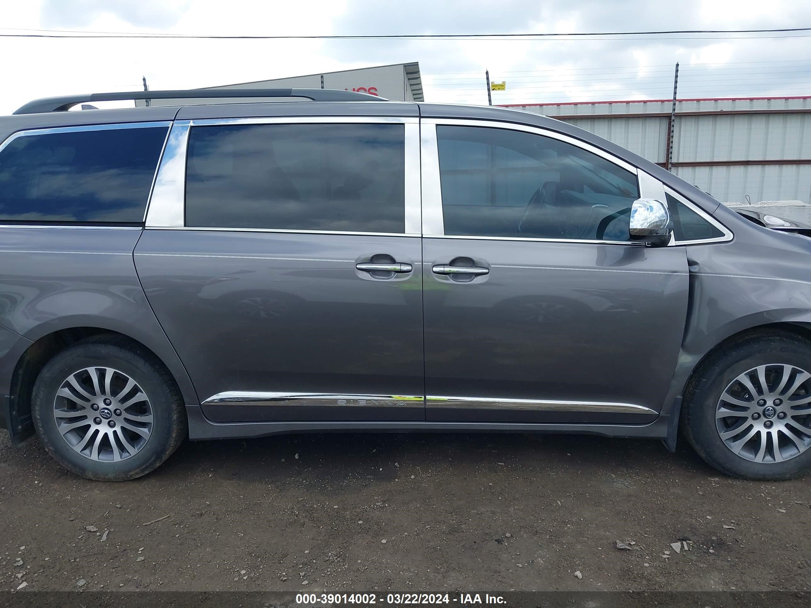 Photo 12 VIN: 5TDYZ3DC5JS963392 - TOYOTA SIENNA 