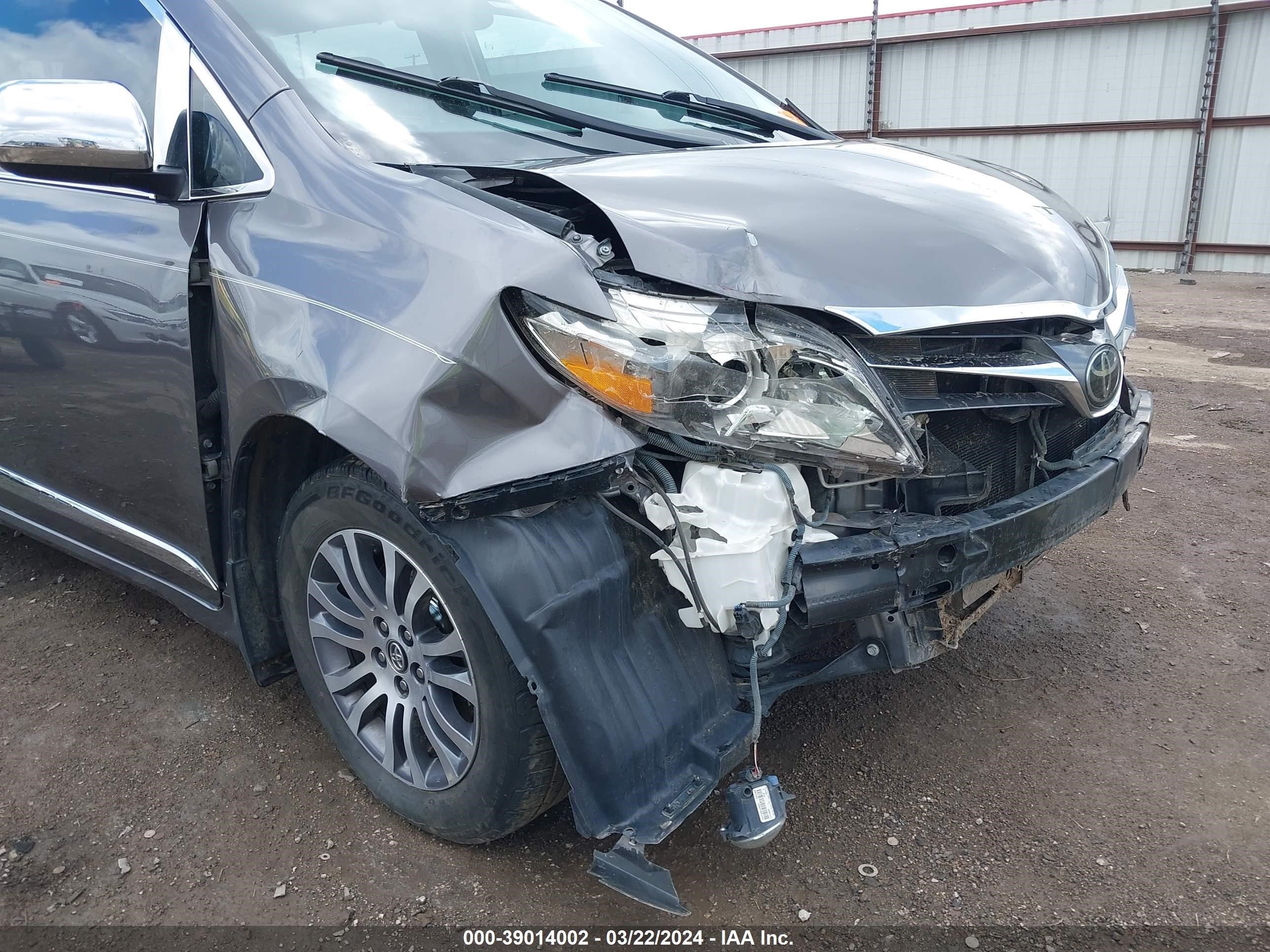 Photo 16 VIN: 5TDYZ3DC5JS963392 - TOYOTA SIENNA 