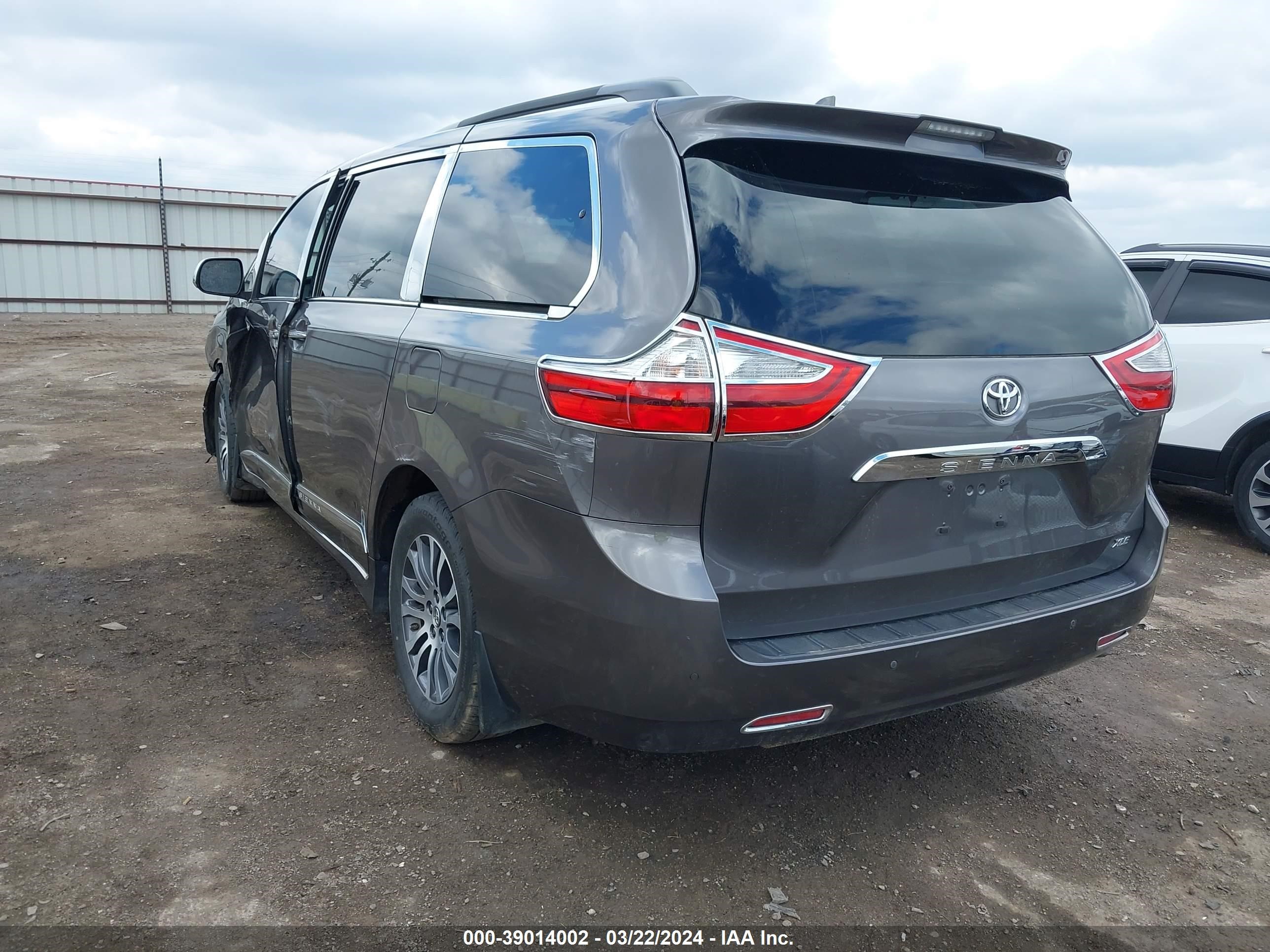 Photo 2 VIN: 5TDYZ3DC5JS963392 - TOYOTA SIENNA 