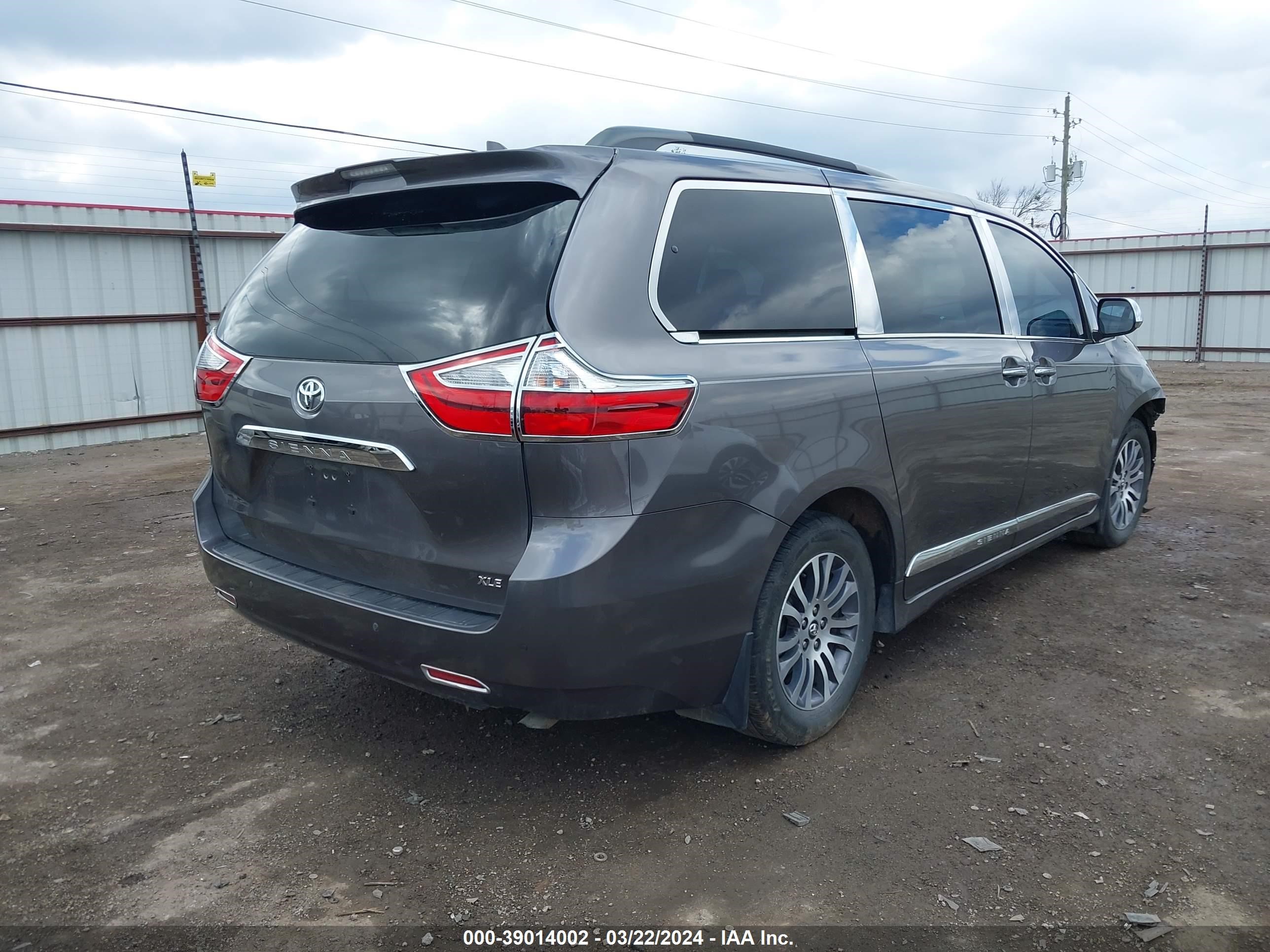 Photo 3 VIN: 5TDYZ3DC5JS963392 - TOYOTA SIENNA 