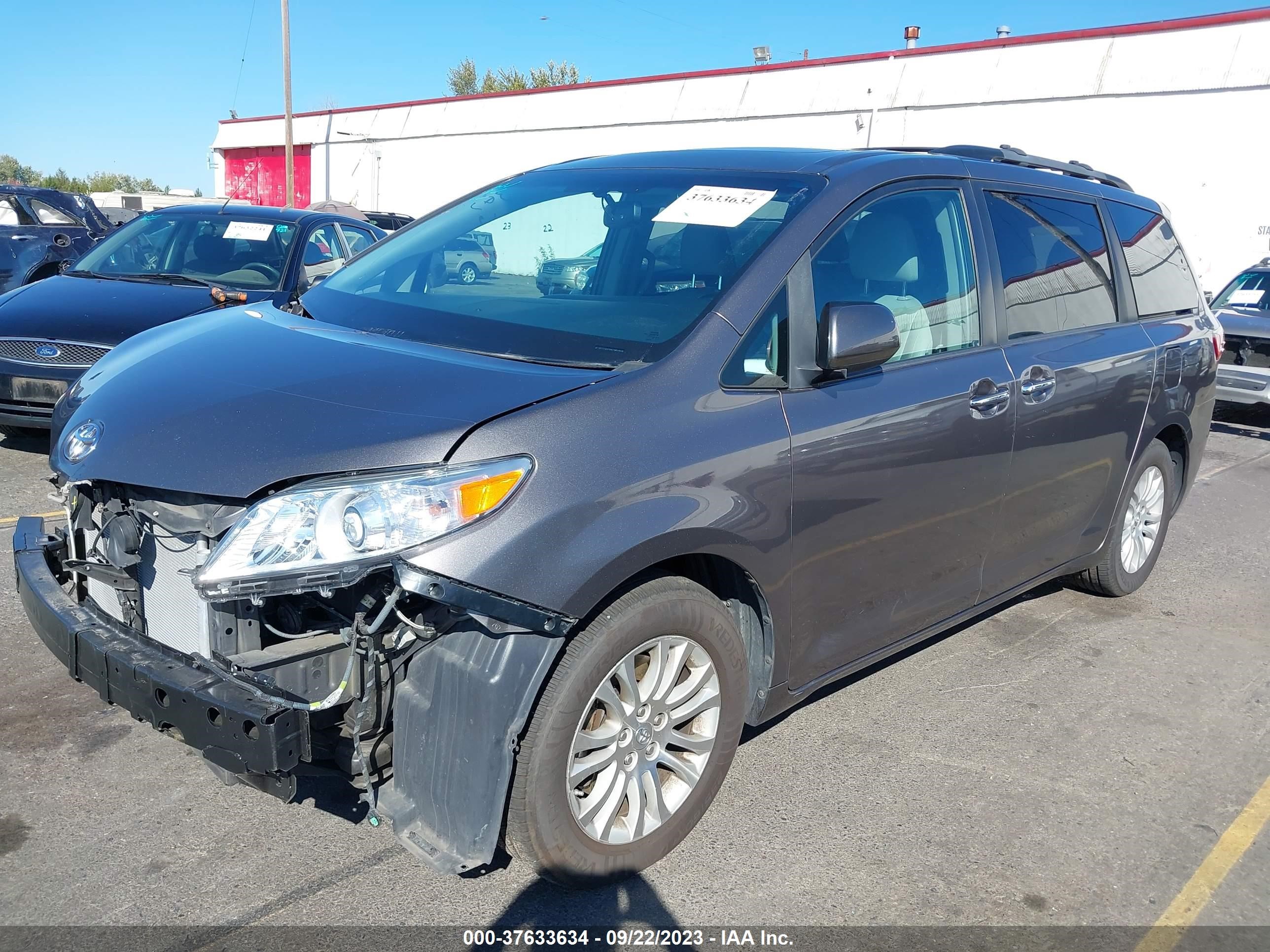 Photo 1 VIN: 5TDYZ3DC6HS794638 - TOYOTA SIENNA 