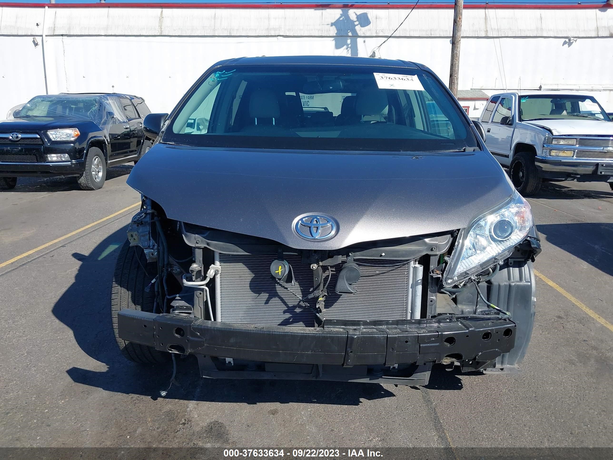 Photo 11 VIN: 5TDYZ3DC6HS794638 - TOYOTA SIENNA 