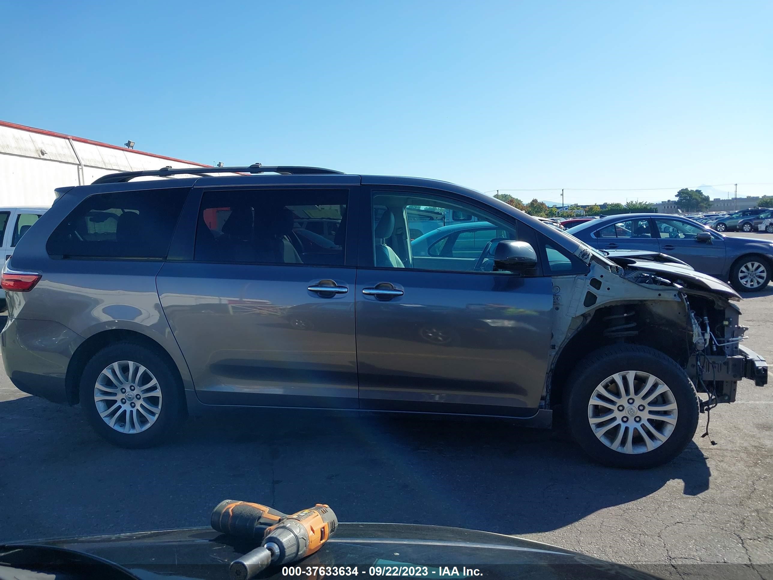 Photo 12 VIN: 5TDYZ3DC6HS794638 - TOYOTA SIENNA 