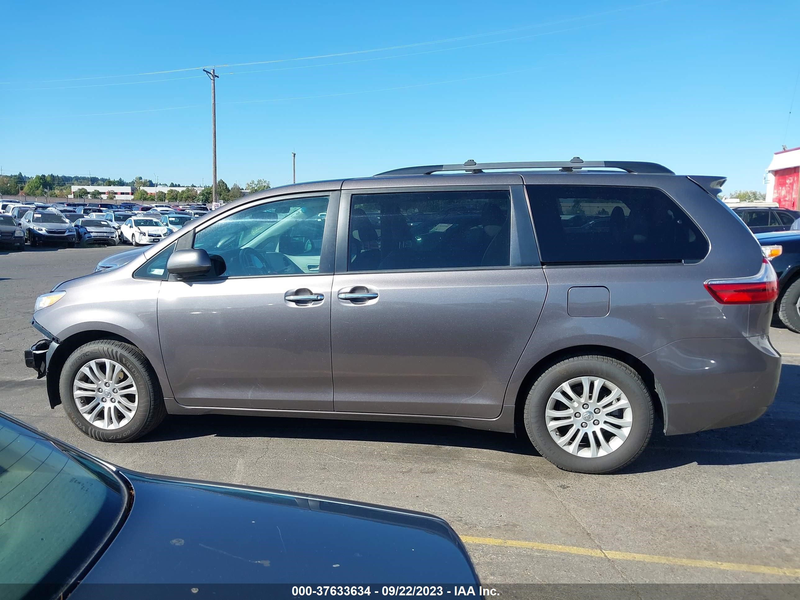 Photo 13 VIN: 5TDYZ3DC6HS794638 - TOYOTA SIENNA 