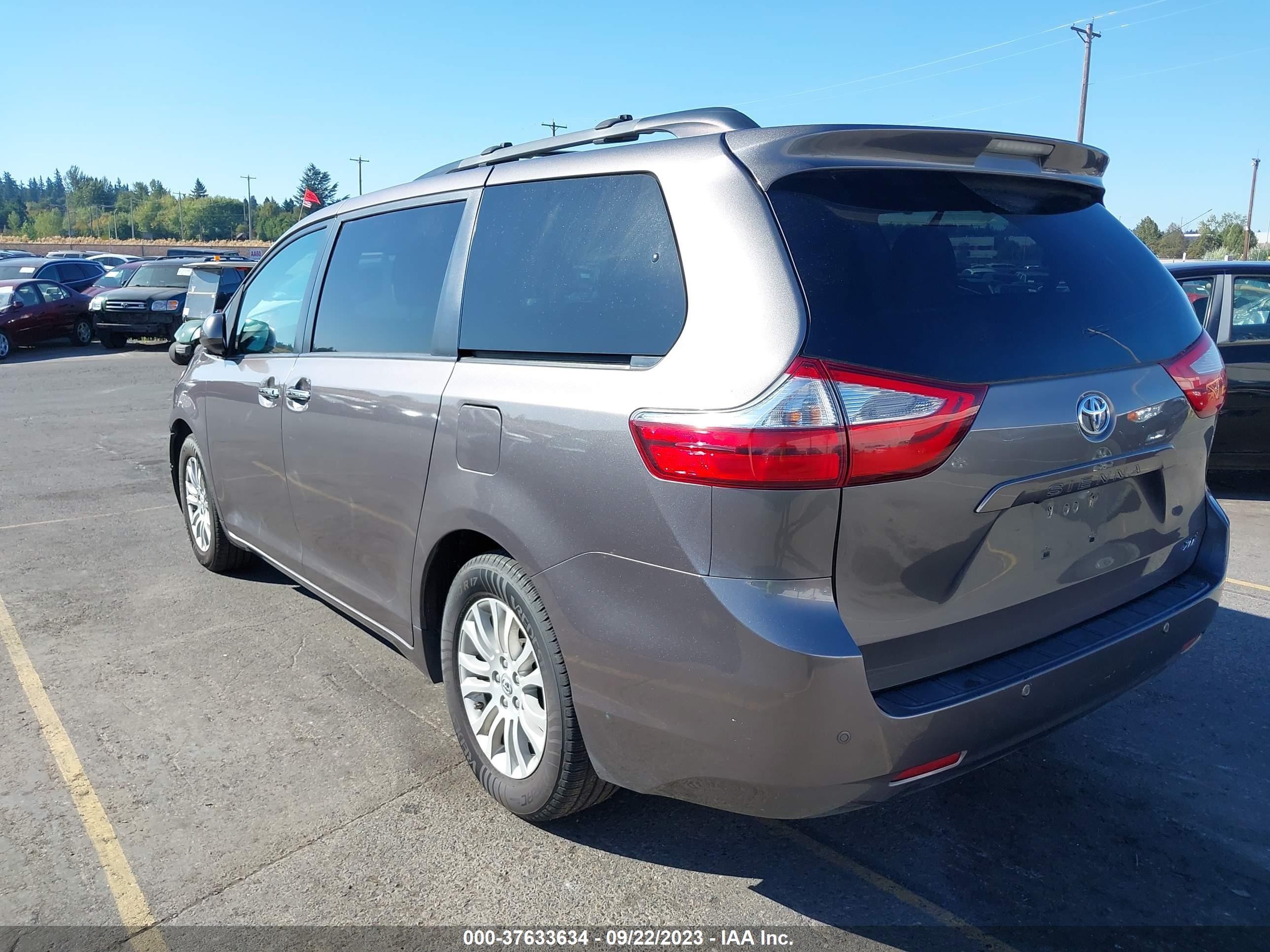 Photo 2 VIN: 5TDYZ3DC6HS794638 - TOYOTA SIENNA 