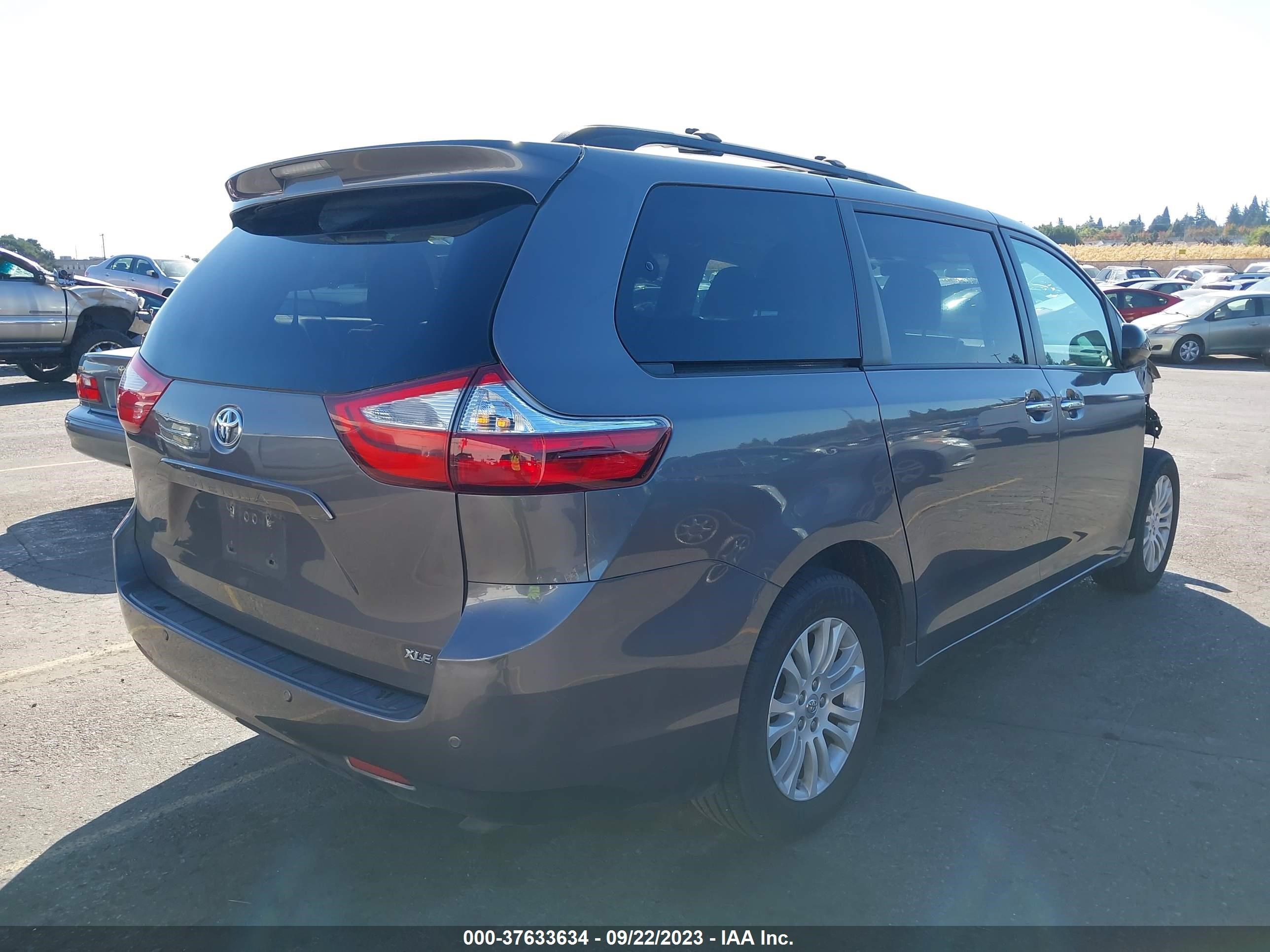 Photo 3 VIN: 5TDYZ3DC6HS794638 - TOYOTA SIENNA 