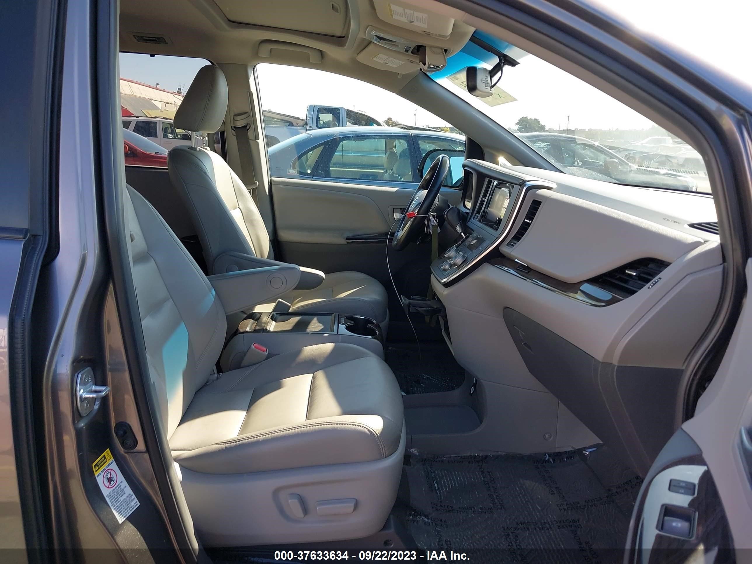 Photo 4 VIN: 5TDYZ3DC6HS794638 - TOYOTA SIENNA 