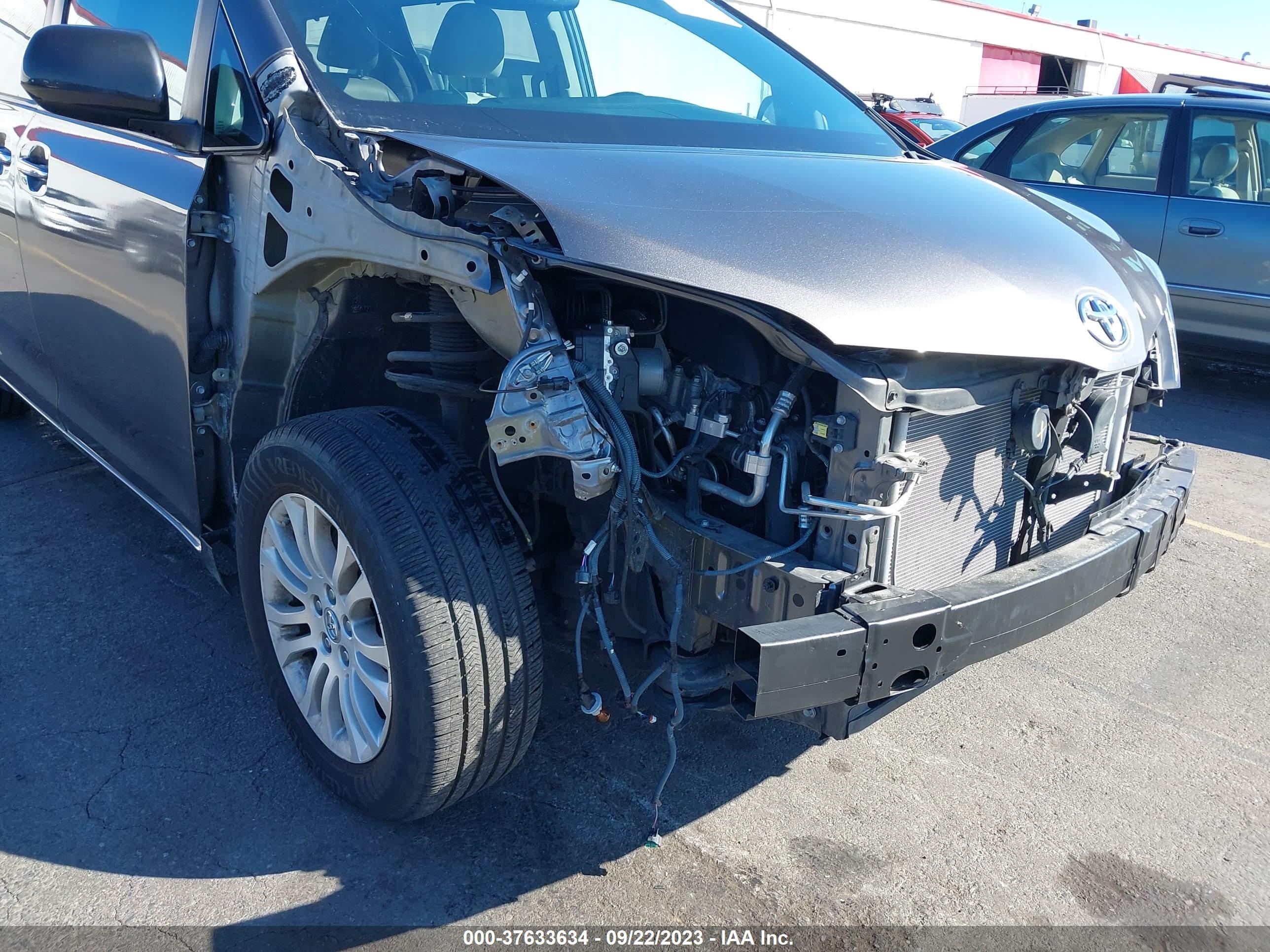 Photo 5 VIN: 5TDYZ3DC6HS794638 - TOYOTA SIENNA 