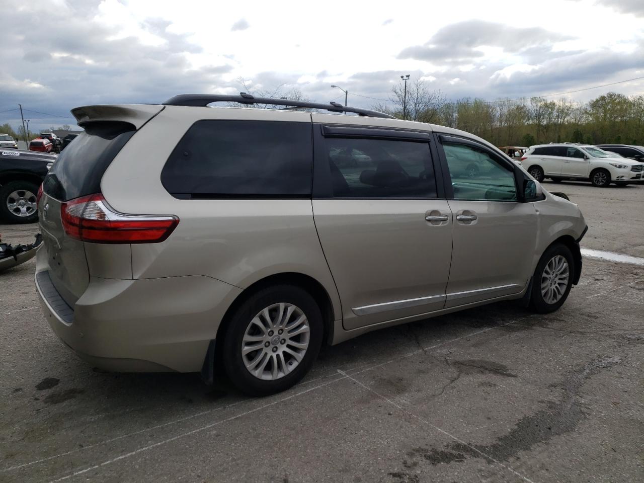 Photo 2 VIN: 5TDYZ3DC6HS798463 - TOYOTA SIENNA 