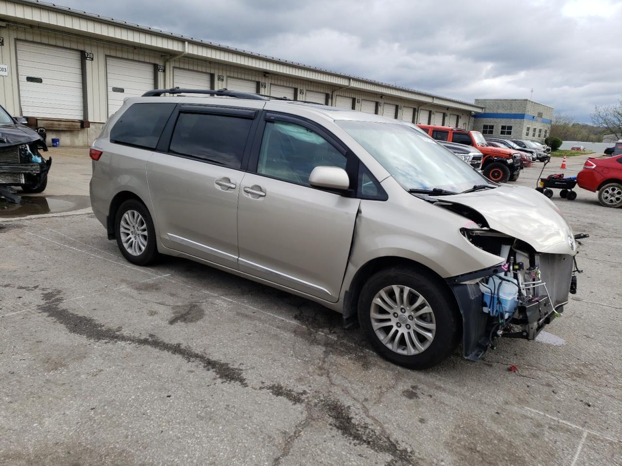 Photo 3 VIN: 5TDYZ3DC6HS798463 - TOYOTA SIENNA 