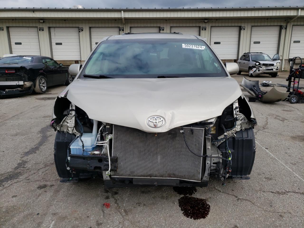 Photo 4 VIN: 5TDYZ3DC6HS798463 - TOYOTA SIENNA 