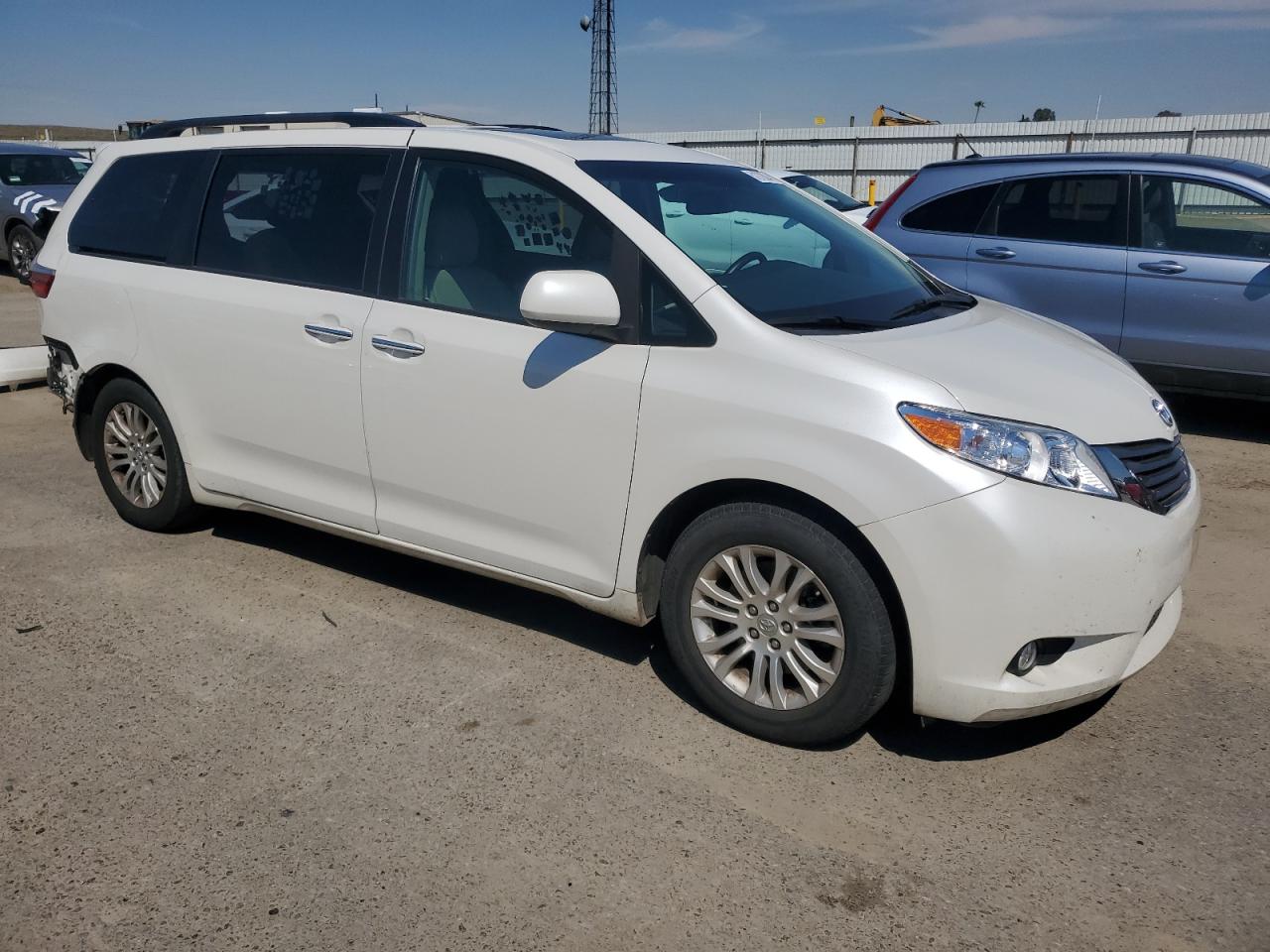 Photo 3 VIN: 5TDYZ3DC6HS854479 - TOYOTA SIENNA 