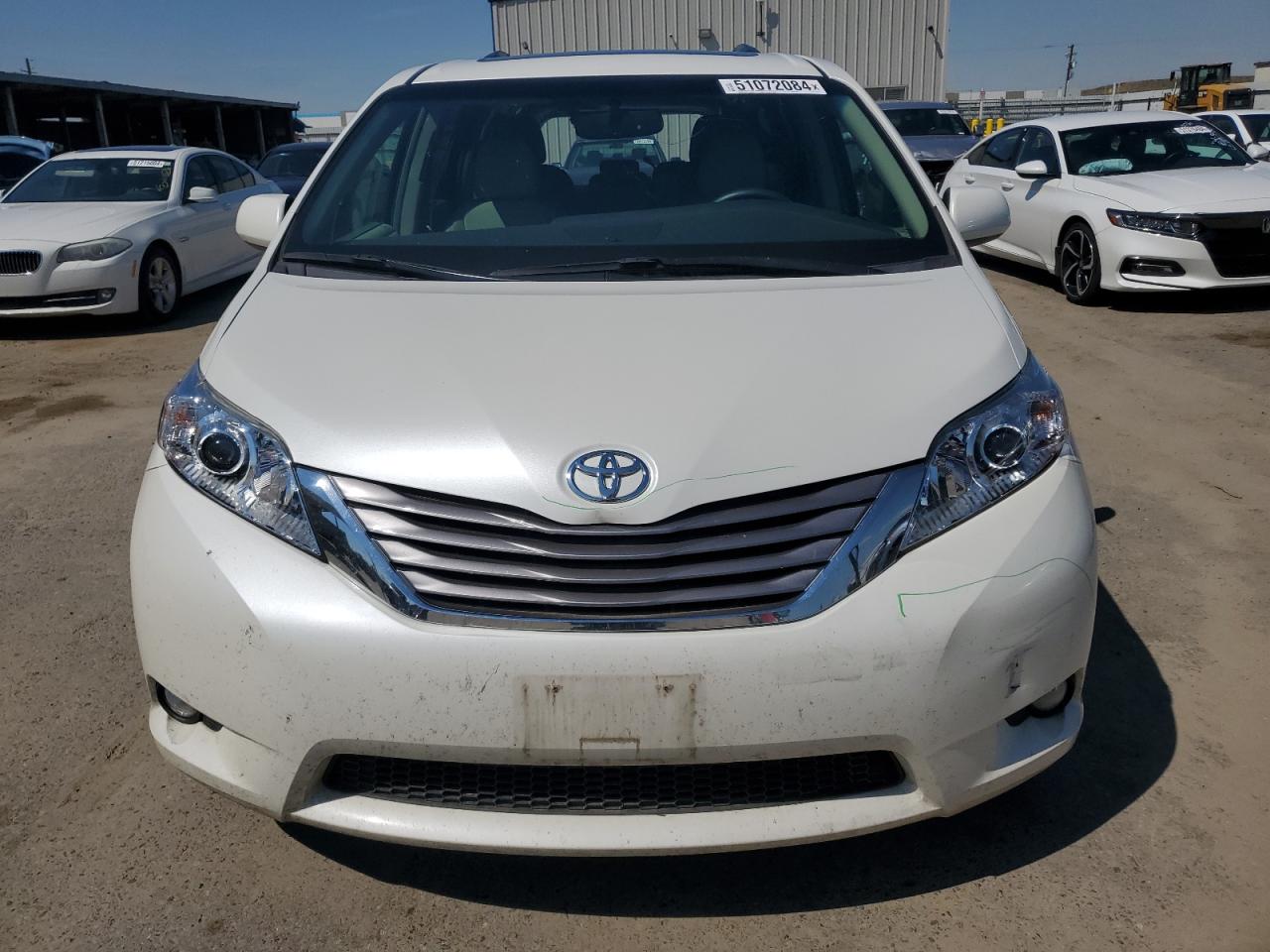 Photo 4 VIN: 5TDYZ3DC6HS854479 - TOYOTA SIENNA 