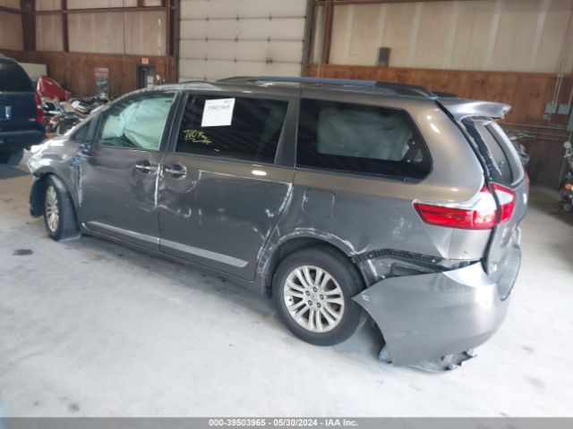 Photo 2 VIN: 5TDYZ3DC6HS890527 - TOYOTA SIENNA 