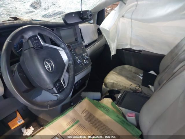 Photo 4 VIN: 5TDYZ3DC6HS890527 - TOYOTA SIENNA 