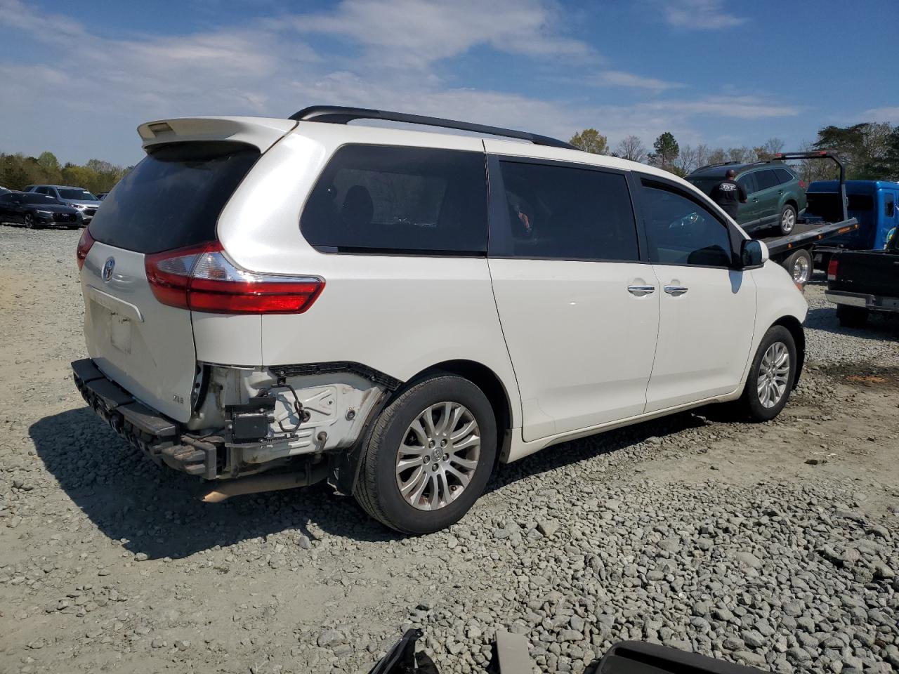 Photo 2 VIN: 5TDYZ3DC6HS892648 - TOYOTA SIENNA 