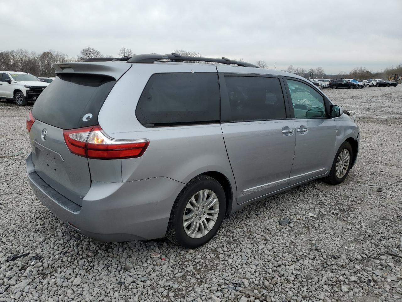 Photo 2 VIN: 5TDYZ3DC6HS893086 - TOYOTA SIENNA 