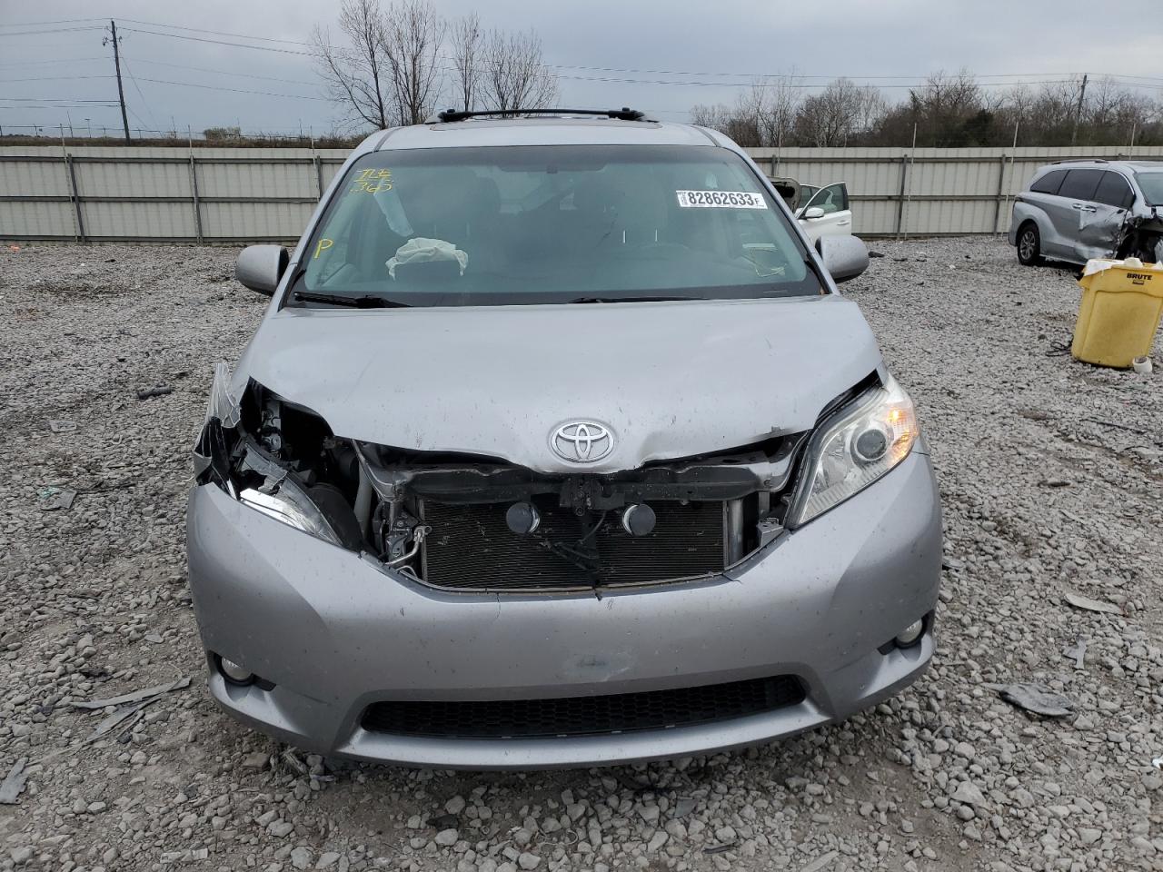 Photo 4 VIN: 5TDYZ3DC6HS893086 - TOYOTA SIENNA 