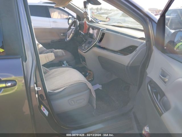 Photo 4 VIN: 5TDYZ3DC6JS965880 - TOYOTA SIENNA 